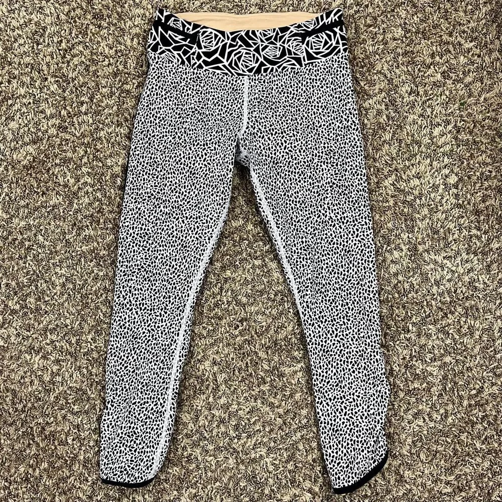 Lululemon Real Quick Tight 7/8 Leggings Miss Mosaic White/ Posey Black size 8